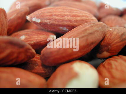 Apr 24, 2004 ; Hermosa Beach, Californie, USA ; bien que petites, les amandes sont un concentré riche en nutriments sains, selon le conseil d'amandes de Californie. Ils sont sans cholestérol, faible en gras saturés et riche en gras monoinsaturés, qui peuvent vous aider à réduire votre "mauvais" cholestérol et ma Banque D'Images