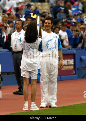 Jun 16, 2004 ; Los Angeles, CA, USA ; acteur TOM CRUISE (R) termine sa jambe du relais de la flamme olympique au Dodger Stadium le 16 juin 2004 et s'arrête pour passer la flamme et le flambeau du médaillé d'or aux Jeux Olympiques de Janet Evans. Banque D'Images