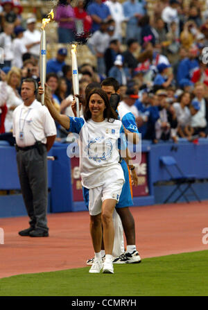 Jun 16, 2004 ; Los Angeles, CA, USA ; médaillé d'or olympique américaine Janet Evans porte le flambeau olympique à l'issue de la cérémonie du relais de la flamme olympique à l'intérieur le Dodger Stadium le 16 juin 2004 à Los Angeles, Ca. La flamme olympique a commencé la première de ses quatre villes qui vous ho Banque D'Images