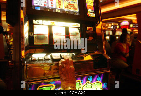 Les machines à sous sont une grande partie de la salle de jeu à Cache Creek Casino Resort à Brooks, en Californie jeudi, 16 juin 2004. (Journaux de Contra Costa/Joanna Jhanda) Banque D'Images