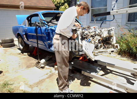 San Jose, Californie Kelsey Rob résident s'élève face à ses 1965 Ford Mustang Fastback, le vendredi 25 juin 2004, qui a été atteint dans un joy ride par un résident de Richmond. Kelsey a converti la Mustang dans une Shelby Cobra R, un état neuf voiture de course. (Journaux de Contra Costa/Joanna Jhanda) Banque D'Images