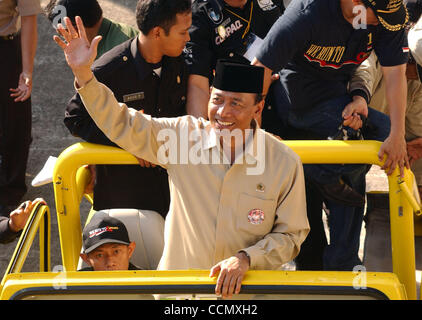 JAKARTA, INDONÉSIE, le 13 juin 2004, un Indonésien Wiranto candidat présidentiel de décision du parti Golkar, serre la main avec ses partisans au cours d'une campagne présidentielle au stade de football. Plus de 147 millions d'Indonésiens vont voter dans les premières élections présidentielles directes le 5 juillet 200 Banque D'Images