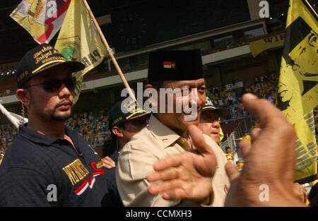 JAKARTA, INDONÉSIE, le 13 juin 2004, un Indonésien Wiranto candidat présidentiel de décision du parti Golkar, serre la main avec ses partisans au cours d'une campagne présidentielle au stade de football. Plus de 147 millions d'Indonésiens vont voter dans les premières élections présidentielles directes le 5 juillet 200 Banque D'Images