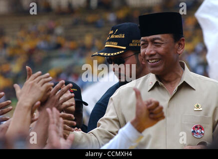 JAKARTA, INDONÉSIE, le 13 juin 2004, un Indonésien Wiranto candidat présidentiel de décision du parti Golkar, serre la main avec ses partisans au cours d'une campagne présidentielle au stade de football. Plus de 147 millions d'Indonésiens vont voter dans les premières élections présidentielles directes le 5 juillet 200 Banque D'Images