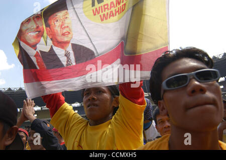 JAKARTA, INDONÉSIE, le 13 juin 2004 un partisan de Wiranto, un candidat à la présidence de l'Indonésie à partir de la décision du parti Golkar détient Wiranto et Solahudin Wahid's flag pendant une campagne présidentielle au stade de football. Plus de 147 millions d'Indonésiens vont voter dans les premières élections présidentielles directes Banque D'Images