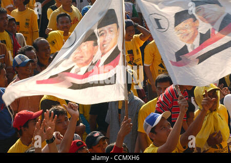 JAKARTA, INDONÉSIE, le 13 juin 2004 un partisan de Wiranto, un candidat à la présidence de l'Indonésie à partir de la décision du parti Golkar détient Wiranto et Solahudin Wahid's flag pendant une campagne présidentielle au stade de football. Plus de 147 millions d'Indonésiens vont voter dans les premières élections présidentielles directes Banque D'Images