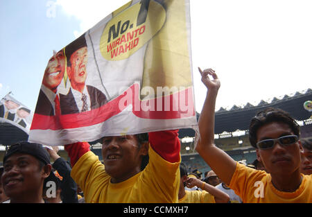 JAKARTA, INDONÉSIE - Juin 13, 2004 : un partisan de Wiranto, un candidat à la présidence de l'Indonésie à partir de la décision du parti Golkar détient Wiranto et Solahudin Wahid's flag pendant une campagne présidentielle au stade de football. Plus de 147 millions d'Indonésiens vont voter dans la première presidentia direct Banque D'Images