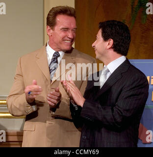 Jul 11, 2004 ; Los Angeles, CA, USA ; gouverneur de la Californie Arnold Schwarzenegger rit avec le président de la chambre, FABIAN NUNEZ, D-Los Angeles, avant de signer le budget de la Californie, dans la capitale de l'Etat Lundi 11 juillet 2005. Banque D'Images