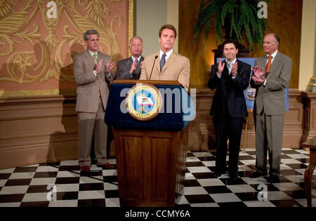 Jul 11, 2004 ; Los Angeles, CA, USA ; avec les quatre leaders législatifs derrière lui, le gouverneur de la Californie, Arnold Schwarzenegger, parle avant de signer le budget de la Californie, dans la capitale de l'Etat Lundi 11 juillet 2005. L-R derrière, chef républicain de l'Assemblée KEVIN MCCARTHY, R-Bakersfield, Sénat Pro Tem, BI Banque D'Images