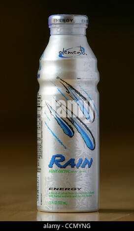 Mai 17, 2004 ; Laguna Niguel, CA, USA ; éléments acides energy drink est en concurrence avec Red Bull. 'Rain' contient le ginseng, guarana, Caffine, du glucose, de l'Agave, Cactus purée. Régimes à faible teneur en glucides tels que 'le régime Atkins' sont communs en Amérique aujourd'hui, ce régime provoque le corps à perdre la graisse rapidement. Banque D'Images