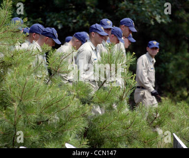 Juillet 22, 2004 ; Wall, NJ, USA, New Jersey State Police Cadets recherchez Allaire State Park le long de la route Squankum Brittney George's body jeudi 22 juillet 2004 Mur, NJ. Autorités chargées Jack Fuller a 38 ans pour le meurtre de 16 ans Brittney Gregory tôt le dimanche, Juillet 18, 2004, suivie Banque D'Images