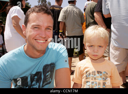 Mai 24, 2004 ; Los Angeles, CA, USA;Mark Hoppus et fils lors de l'exécution annuelle du Fonds Summer Splash de bénéficier des bourses à l'Alfred Mann Estate, à Beverly Hills, Californie. Banque D'Images