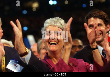 METRO-Diana Kerry, jeune sœur du sénateur John Kerry, applaudit pour l'ex-Président Bill Clinton comme il parle à la Convention Nationale Démocratique au Fleet Center de Boston, MA, le 26 juillet 2004. Lisa Krantz/Personnel Banque D'Images