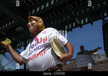 METRO-Gay militant des droits de l'homme Bob Kunst, gauche, manifestations contre le sénateur John Kerry, alors que Randall Terry parle contre l'avortement dans la zone de protestation à la Convention nationale du Parti démocrate à Boston, MA le lundi 26 juillet, 2004. Lisa Krantz/personnel Banque D'Images