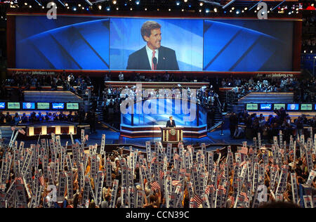 METRO-le sénateur John Kerry parle lors de la Convention nationale du Parti démocrate à Boston, MA le Jeudi, Juillet 29, 2004. Lisa Krantz/Personnel Banque D'Images