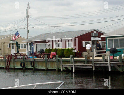 5 août, 2004 ; canton de Dover, New Jersey, USA ; les enquêteurs fédéraux exécuter un mandat de perquisition au domicile de William C. Berry où le Dr Kenneth M. Berry a été récemment d'un séjour, dans la section de plage océan canton de Dover, N.J., le jeudi, 5 août 2004. Les agents fédéraux, enquête sur les 2001 anthr Banque D'Images