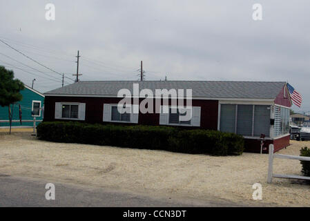 5 août, 2004 ; canton de Dover, New Jersey, USA ; La maison de William C. Berry où le Dr Kenneth M. Berry a été récemment d'un séjour, dans la section de plage océan canton de Dover, N.J., le jeudi, 5 août 2004. Les agents fédéraux, enquête sur les attaques à l'anthrax de 2001, fouillé le bungalow sur lagon, al Banque D'Images