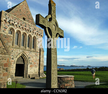 Une grande croix celtique se dresse majestueusement à l'extérieur de l'abbaye d'Iona petite Isle d'Iona au large de la côte ouest de l'Écosse. Saint Colomba, qui a fondé les monastères en Irlande, s'installa sur la petite île en 563 AD, ce qui porte le christianisme en Ecosse et estabilishing ce qui allait devenir l'Église d'Écosse. 8/04 ©Ro Banque D'Images