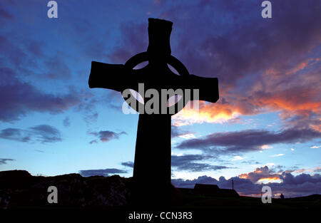 Une grande croix celtique se dresse majestueusement à l'extérieur de l'abbaye d'Iona petite Isle d'Iona au large de la côte ouest de l'Écosse. Saint Colomba, qui a fondé les monastères en Irlande, s'installa sur la petite île en 563 AD, ce qui porte le christianisme en Ecosse et estabilishing ce qui allait devenir l'Église d'Écosse. ©Robin N Banque D'Images