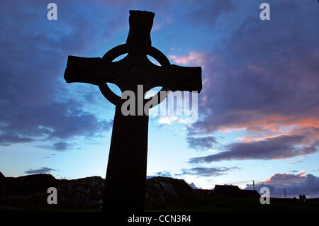 Une grande croix celtique se dresse majestueusement à l'extérieur de l'abbaye d'Iona petite Isle d'Iona au large de la côte ouest de l'Écosse. Saint Colomba, qui a fondé les monastères en Irlande, s'installa sur la petite île en 563 AD, ce qui porte le christianisme en Ecosse et estabilishing ce qui allait devenir l'Église d'Écosse. ©Robin sw Banque D'Images