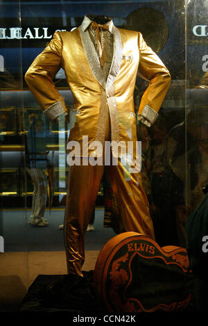 Aug 15, 2004 ; Memphis, Tennessee, USA ; certains des costumes d'Elvis qui sont exposés ici à Graceland. Banque D'Images