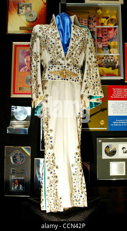 Aug 15, 2004 ; Memphis, Tennessee, USA ; certains des costumes d'Elvis qui sont exposés ici à Graceland. Banque D'Images