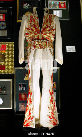 Aug 15, 2004 ; Memphis, Tennessee, USA ; certains des costumes d'Elvis qui sont exposés ici à Graceland. Banque D'Images