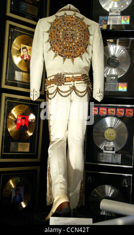 Aug 15, 2004 ; Memphis, Tennessee, USA ; certains des costumes d'Elvis qui sont exposés ici à Graceland. Banque D'Images