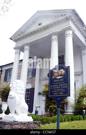 Aug 15, 2004 ; Memphis, Tennessee, USA ; l'accueil de Graceland Elvis Presley. Elvis est mort ici il y a 27 ans. Il y est enterré aux côtés de ses parents, Gladys et Vernon Presley. Banque D'Images