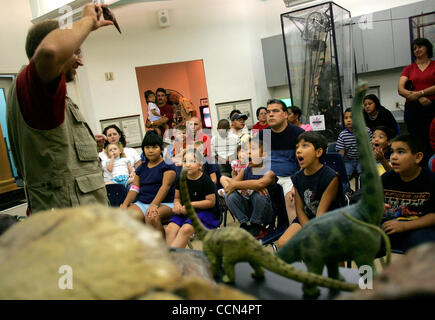 Aug 14, 2004 ; San Antonio, TX, USA ; les enfants et les parents réagissent à GEORGE BLASING, un autodidacte expert dinosaure, comme il donne une présentation à l'Childrens Museum sur Houston Street. La chaîne Discovery envisage de diffuser un spectacle de dinosaure qui Blasing serait l'hôte. Banque D'Images