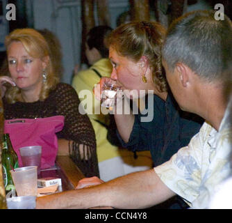 Aug 15, 2004 ; Amagansett, NY, USA ; EXCLUSIF ! ! Appel de prix ! ! L'actrice KATHLEEN TURNER déglutit un shot de vodka avant de monter sur scène à la Stephen The Talkhouse à Amagansett, NY de chanter avec son mari Jay Weiss et son groupe "les costumes." Crédit obligatoire : Photo par Brendan Steele/ZUMA Press. (©) Co Banque D'Images