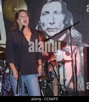 Aug 15, 2004 ; Amagansett, NY, USA ; EXCLUSIF ! ! Appel de prix ! ! L'actrice KATHLEEN TURNER chante sur scène à la Stephen The Talkhouse à Amagansett, NY avec son mari la bande 'les costumes." Crédit obligatoire : Photo par Brendan Steele/ZUMA Press. (©) Copyright 2004 par Brendan Steele Banque D'Images