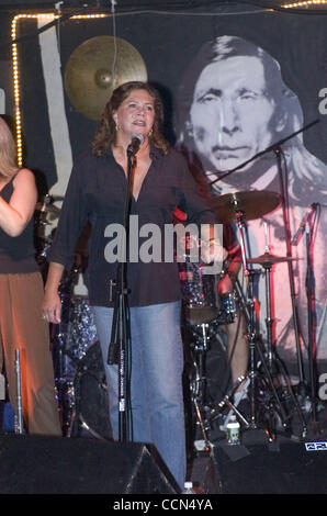 Aug 15, 2004 ; Amagansett, NY, USA ; EXCLUSIF ! ! Appel de prix ! ! L'actrice KATHLEEN TURNER déglutit un shot de vodka avant de monter sur scène à la Stephen The Talkhouse à Amagansett, NY de chanter avec son mari Jay Weiss et son groupe "les costumes." Crédit obligatoire : Photo par Brendan Steele/ZUMA Press. (©) Co Banque D'Images