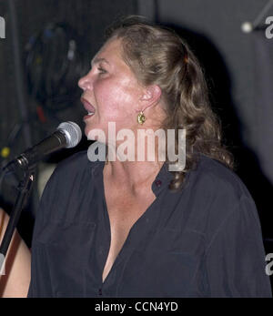 Aug 15, 2004 ; Amagansett, NY, USA ; EXCLUSIF ! ! Appel de prix ! ! L'actrice KATHLEEN TURNER déglutit un shot de vodka avant de monter sur scène à la Stephen The Talkhouse à Amagansett, NY de chanter avec son mari Jay Weiss et son groupe "les costumes." Crédit obligatoire : Photo par Brendan Steele/ZUMA Press. (©) Co Banque D'Images