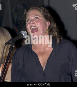 Aug 15, 2004 ; Amagansett, NY, USA ; EXCLUSIF ! ! Appel de prix ! ! L'actrice KATHLEEN TURNER déglutit un shot de vodka avant de monter sur scène à la Stephen The Talkhouse à Amagansett, NY de chanter avec son mari Jay Weiss et son groupe "les costumes." Crédit obligatoire : Photo par Brendan Steele/ZUMA Press. (©) Co Banque D'Images