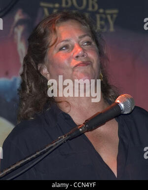 Aug 15, 2004 ; Amagansett, NY, USA ; EXCLUSIF ! ! Appel de prix ! ! L'actrice KATHLEEN TURNER déglutit un shot de vodka avant de monter sur scène à la Stephen The Talkhouse à Amagansett, NY de chanter avec son mari Jay Weiss et son groupe "les costumes." Crédit obligatoire : Photo par Brendan Steele/ZUMA Press. (©) Co Banque D'Images