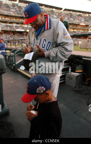 Chicago Cubs manager Dusty Baker et son fils Darren Baker manuscrit des balles pour les petits fans avant le match le vendredi, Août 6, 2004 à SBC Park à San Francisco, Californie (Jose Carlos Fajardo/Contra Costa Times) Banque D'Images