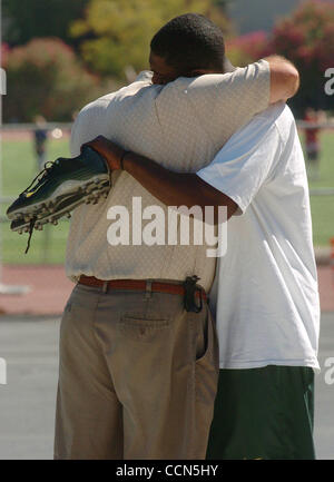 École secondaire De La Salle, doyen des services aux étudiants Joe Aliotti hugs ancien joueur de football De La Salle Cameron Colvin le Vendredi, Août 13, 2004 à École secondaire De La Salle, à Concord, Californie la nuit dernière Colvin coéquipier et ami Terrence Kelly a été tué à Richmond, Californie (Jose Carlos Fajardo/C Banque D'Images