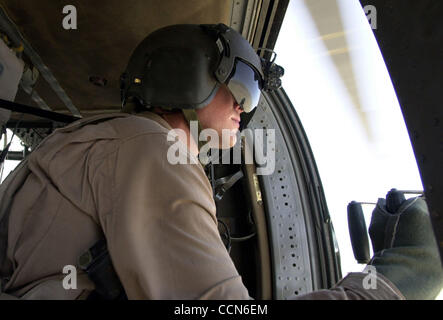 Aug 27, 2004 ; KANDAHAR, AFGHANISTAN ; Un mitrailleur sur un hélicoptère Blackhawk numérise l'Afghanistan des montagnes pour une activité suspecte au cours d'un vol de base de feu Ripley à Kandahar, en Afghanistan. Banque D'Images