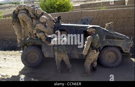 Aug 27, 2004 ; Kandahar, Afghanistan ; les troupes américaines monter sur un Humvee lors d'une patrouille à partir de la base de feu Ripley à Kandahar, en Afghanistan. Banque D'Images