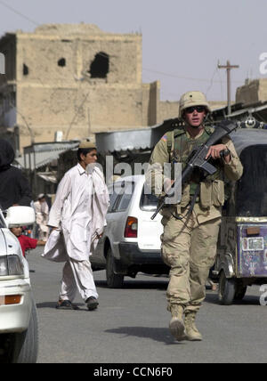 Aug 27, 2004 ; KANDAHAR, AFGHANISTAN ; un soldat américain lors d'une mission de routine à travers la ville. L'Armée fait vistits presque quotidiennement dans les rues de Kandahar pour faire connaître leur présence, aider à maintenir la paix et de parler à des résidents sur leurs préoccupations au sujet de la sécurité. Banque D'Images