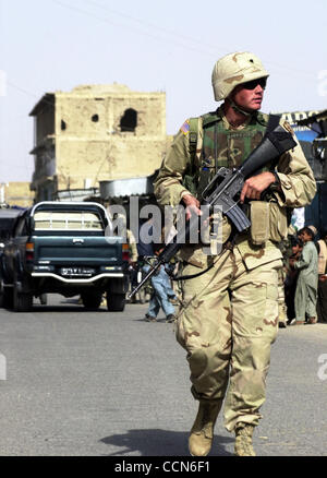 Aug 27, 2004 ; KANDAHAR, AFGHANISTAN ; un soldat américain lors d'une mission de routine à travers la ville. L'Armée fait vistits presque quotidiennement dans les rues de Kandahar pour faire connaître leur présence, aider à maintenir la paix et de parler à des résidents sur leurs préoccupations au sujet de la sécurité. Banque D'Images