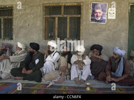 Aug 27, 2004 ; KANDAHAR, AFGHANISTAN ; anciens d'un village de discuter avec l'armée américaine et l'Armée nationale afghane sur les besoins du village. Les anciens ont dit qu'ils avaient été attaqués par les talibans à propos il y a 20 jours mais ils avaient repoussé l'attaque et tue un des talibans attaquent lutte Banque D'Images