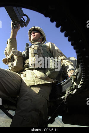 Aug 27, 2004 ; Kandahar, Afghanistan ; Spécialiste ALEX HAISLIP avec une mitrailleuse de calibre 50 sur le dessus de l'US Army Humvee. La patrouille allait aux villages d'accéder aux besoins des villages, en ce qui concerne l'eau potable, la construction d'écoles, de vote et de sécurité. Banque D'Images