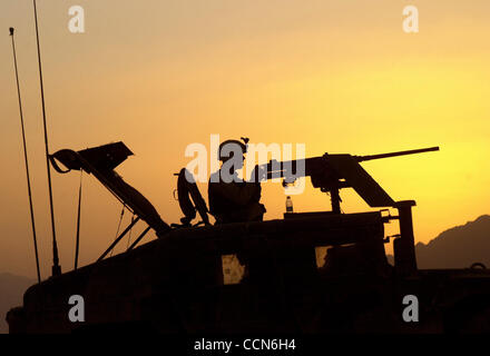 Aug 27, 2004 ; Kandahar, Afghanistan ; Spécialiste ALEX HAISLIP avec une mitrailleuse de calibre 50 sur le dessus de l'US Army Humvee. La patrouille a été la mise en place d'un parimeter de protéger contre une attaque au cours de la nuit. Banque D'Images