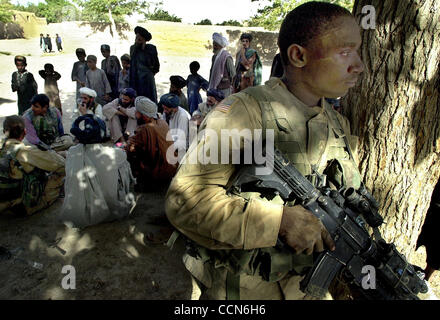 Aug 27, 2004 ; Kandahar, Afghanistan ; privée MARLON SEATON avec machine gun sur Garde côtière canadienne en Afghanistan, l'armée américaine et l'Armée nationale afghane ont été la réunion des anciens du village pour accéder au village, que pour les écoles, de l'eau, le droit de vote et d'autres questions vitales. Banque D'Images