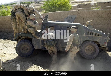 Aug 27, 2004 ; Kandahar, Afghanistan ; les troupes américaines et un Humvee de l'armée américaine. Banque D'Images