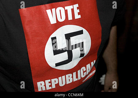 Aug 28, 2004 ; New York, NY, USA ; voter républicain Swastika t-shirt de protestation à la CNR dans NYC. Banque D'Images