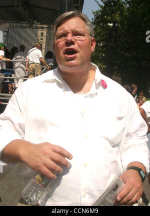 Aug 28, 2004 ; New York, NY, USA ; NYC Conseiller TOM DUANE au rassemblement à l'appui de pro-choix qui a eu lieu au cours de la 'Marche pour la vie des femmes New York' qui a eu lieu quelques jours seulement avant la Convention nationale du parti républicain se réunit. Banque D'Images