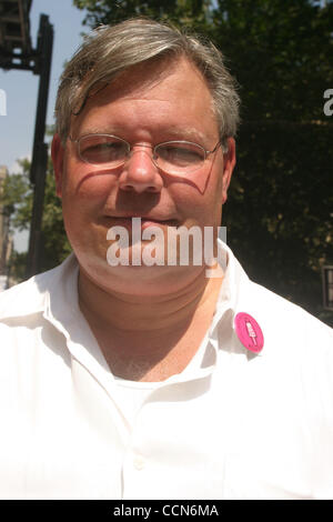 Aug 28, 2004 ; New York, NY, USA ; NYC Conseiller TOM DUANE au rassemblement à l'appui de pro-choix qui a eu lieu au cours de la 'Marche pour la vie des femmes New York' qui a eu lieu quelques jours seulement avant la Convention nationale du parti républicain se réunit. Banque D'Images